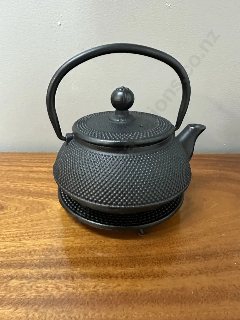 Black Hobnail Cast Iron Teapot With Trivet Image 1++