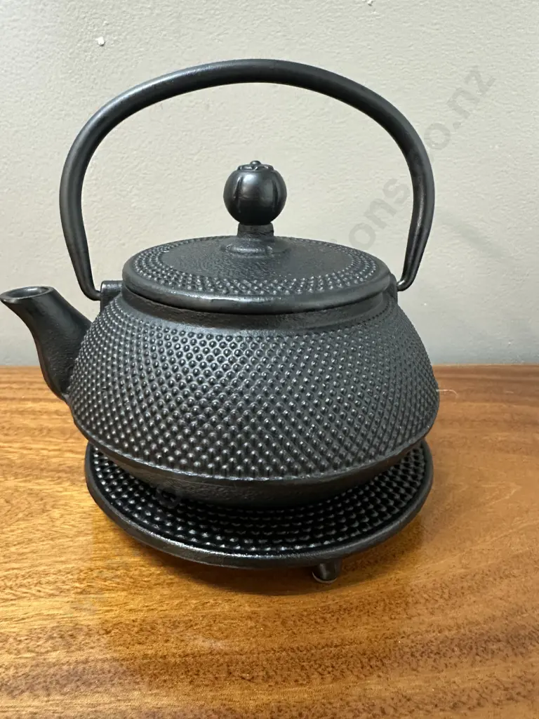 Black Hobnail Cast Iron Teapot With Trivet Image 1++