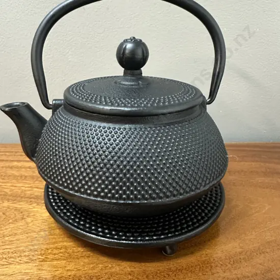 Black Hobnail Cast Iron Teapot With Trivet