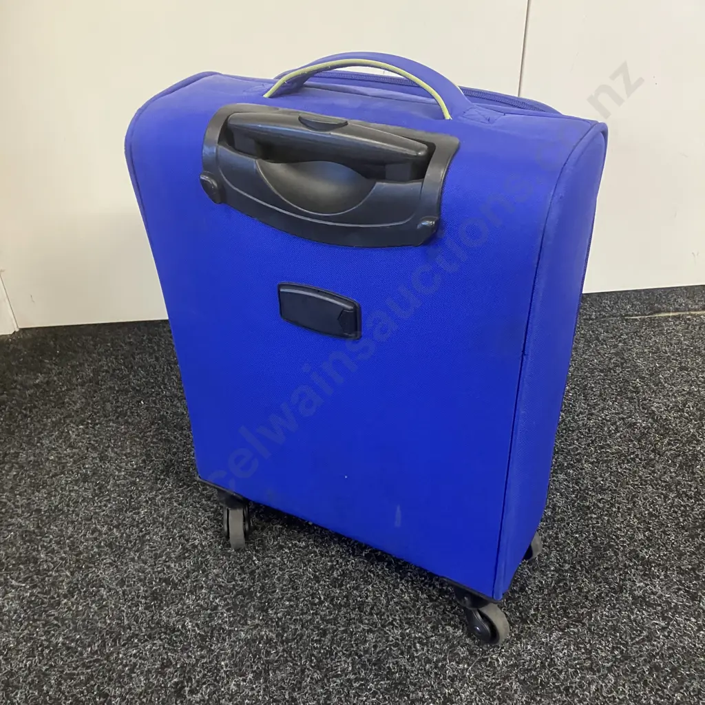 American Tourister Wheeled Suitcase With Retracting Handle. 69 x 44cm Image 1++