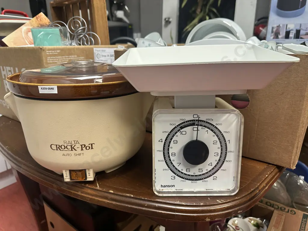 Vintage hanson Kitchen Scales & Ralta Crockpot Image 1++