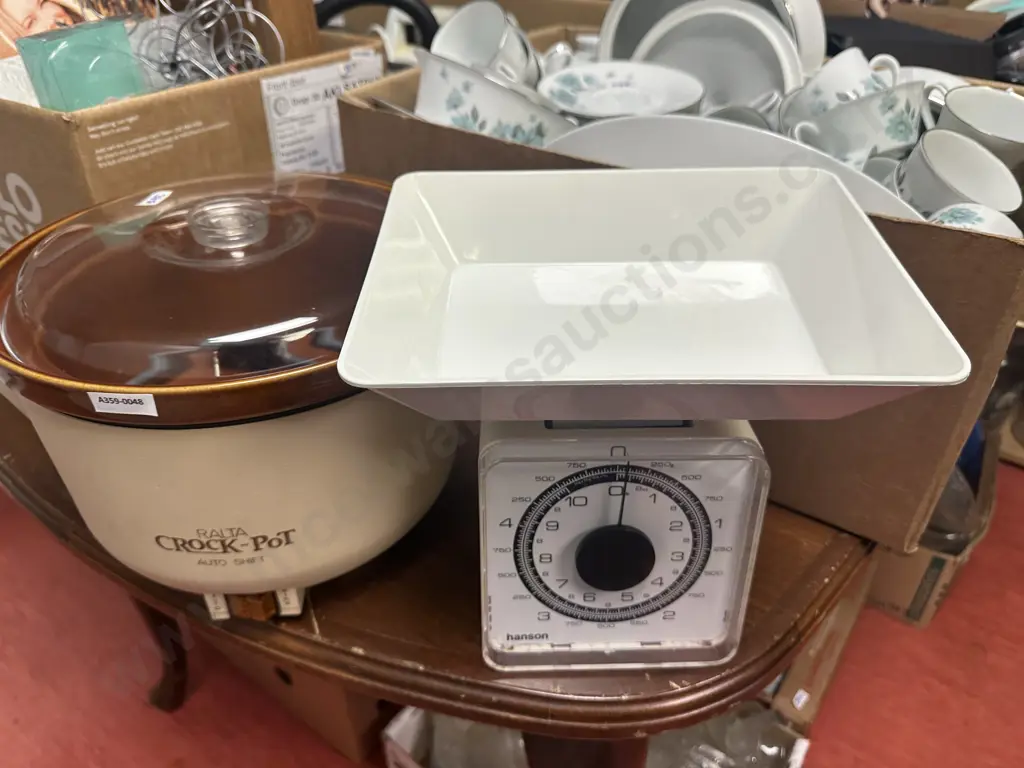 Vintage hanson Kitchen Scales & Ralta Crockpot Image 1++