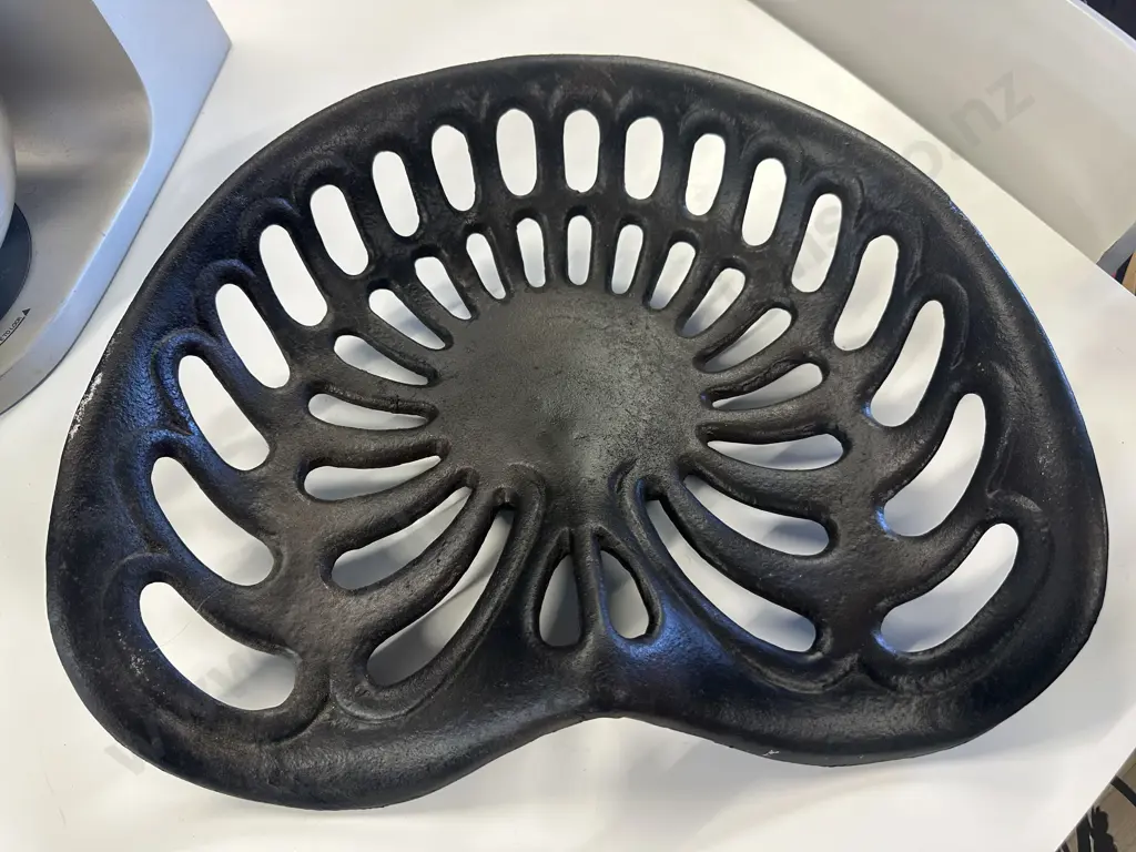 Vintage Cast Aluminium Tractor Seat 41.5x32cm. Image 1++