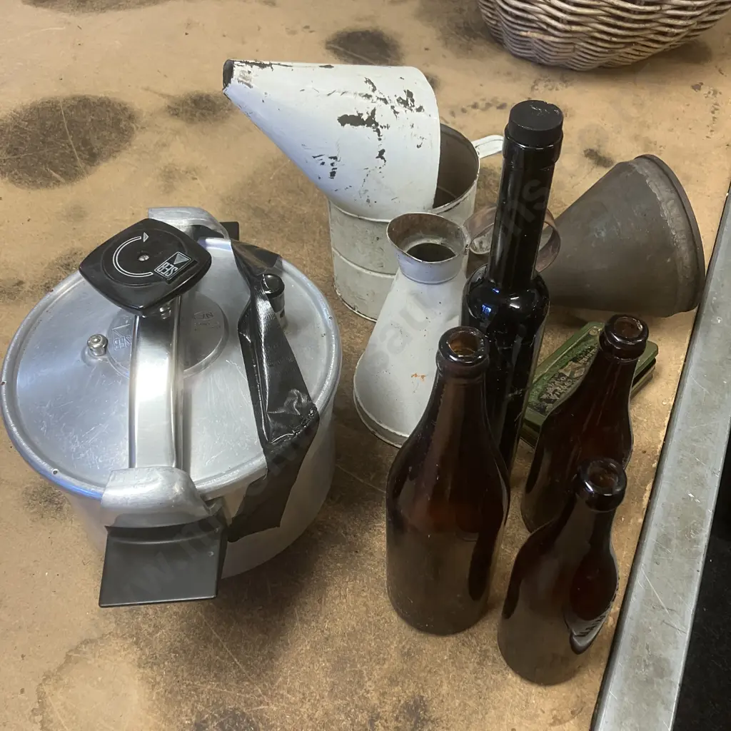 Assorted Vintage Items Image 1++