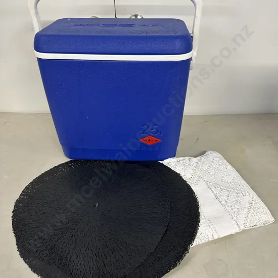 Willow 25 Litre Chilly Bin, Black Placemats & Table Cloth