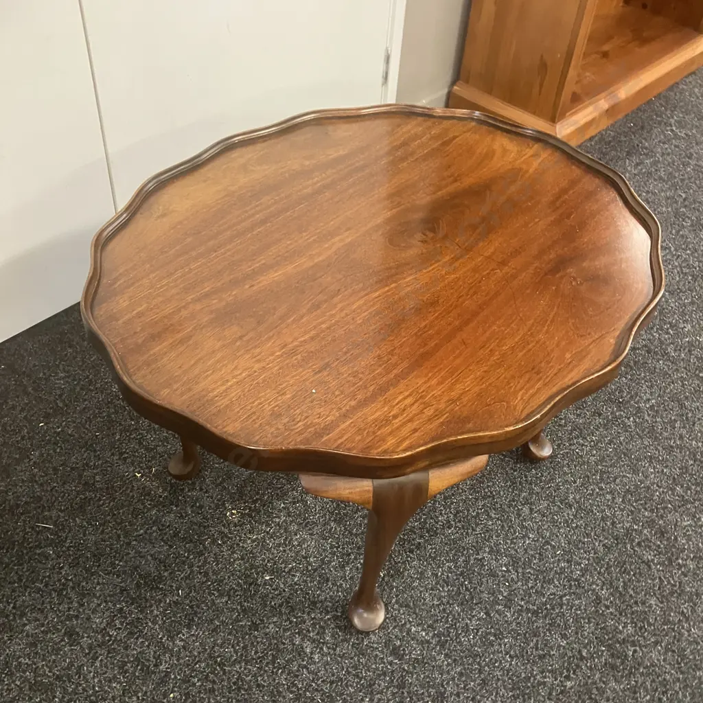 Mahogany Pie Crust Edge Oval Coffee Table, Cabriole Legs. H46 W79 D65cm Image 1++