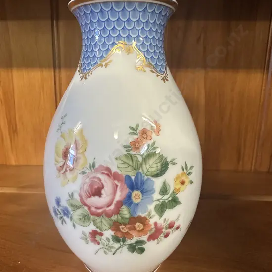 Hutschenreuther Maria Theresia Coburg Vase. H17cm