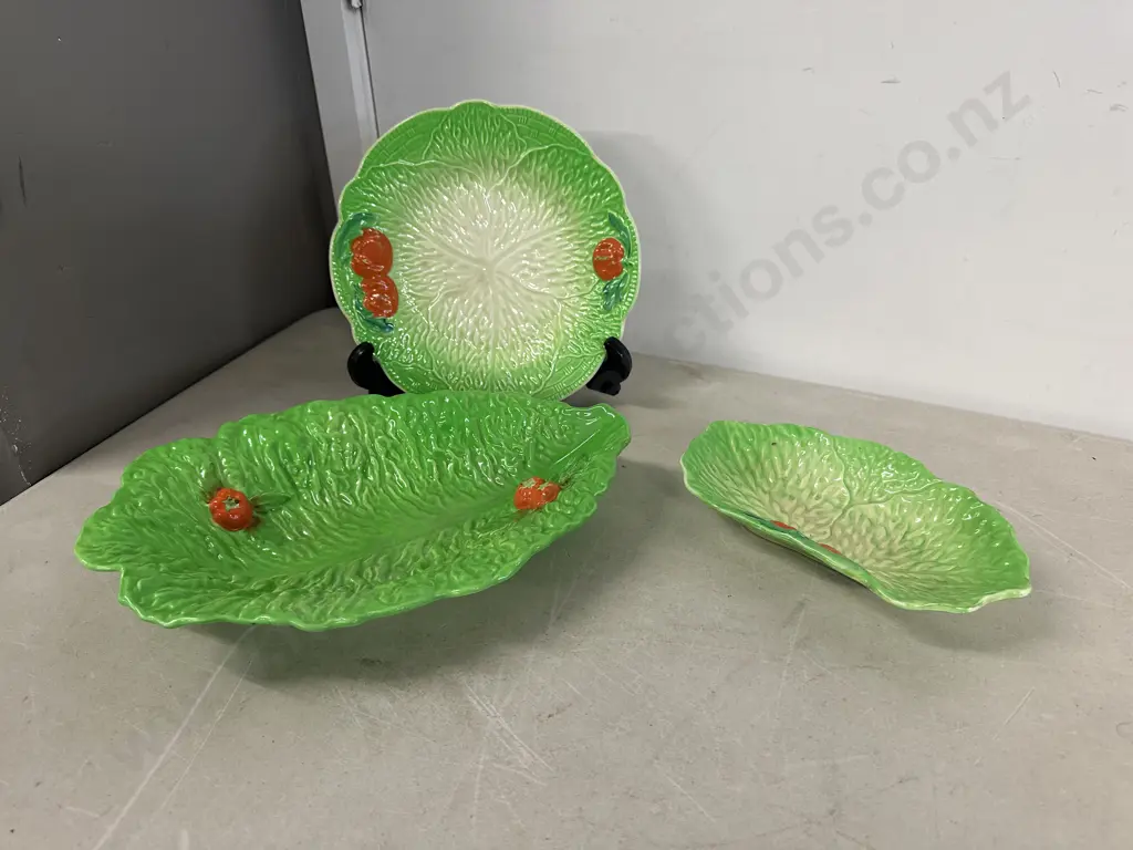 Crown Devon Lettuce & Tomatoe Serving Dish, Burslem Plate & Dish Image 1++