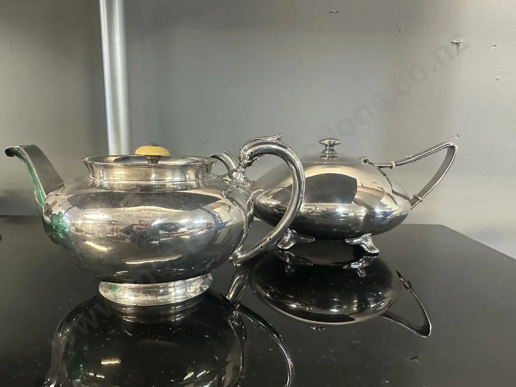 Walker & Hall Sheffield & Wilcox Silverplate Teapots Image 1++