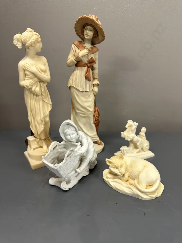 Selection of Figurines & Ornaments Image 1++