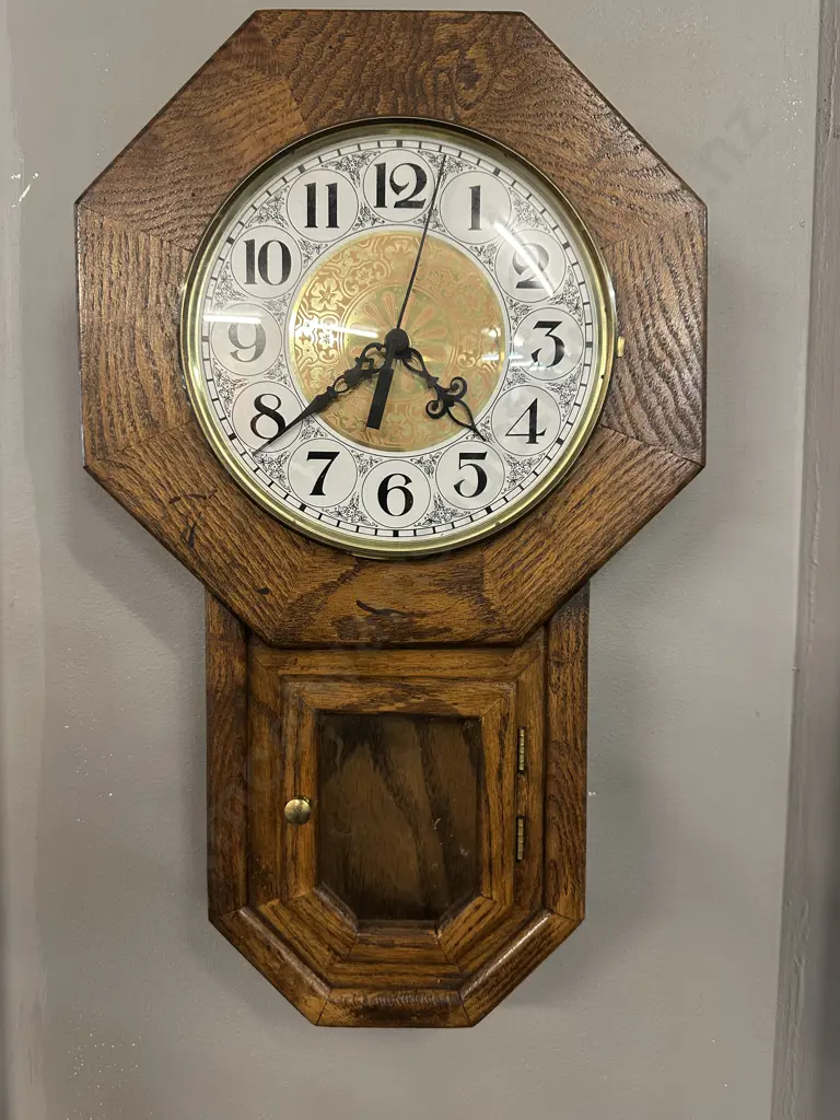 Vintage Wall Hung Oak Clock. H47,W28cm. Image 1++