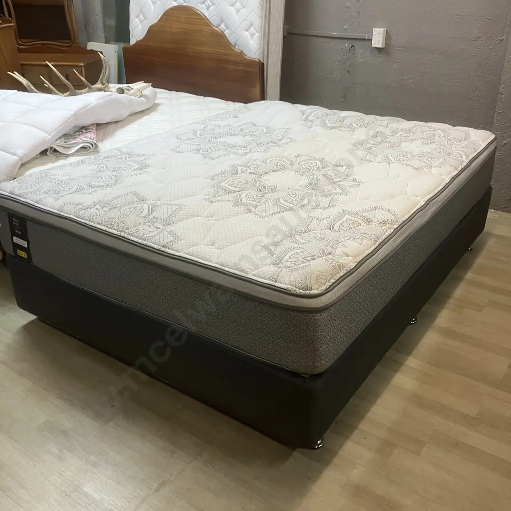 King Koil Chiro Confidence Comfort Queensize Mattress & Base Image 1++