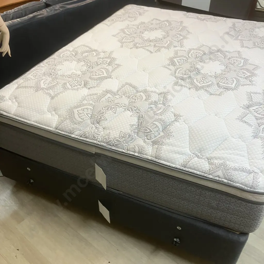 King Koil Chiro Confidence Comfort Queensize Mattress & Base Image 1++