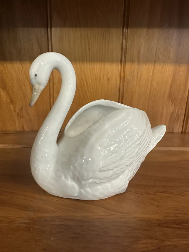 Nao By Lladro Swan Figurine #D2514 H14,W16cm. Image 1++