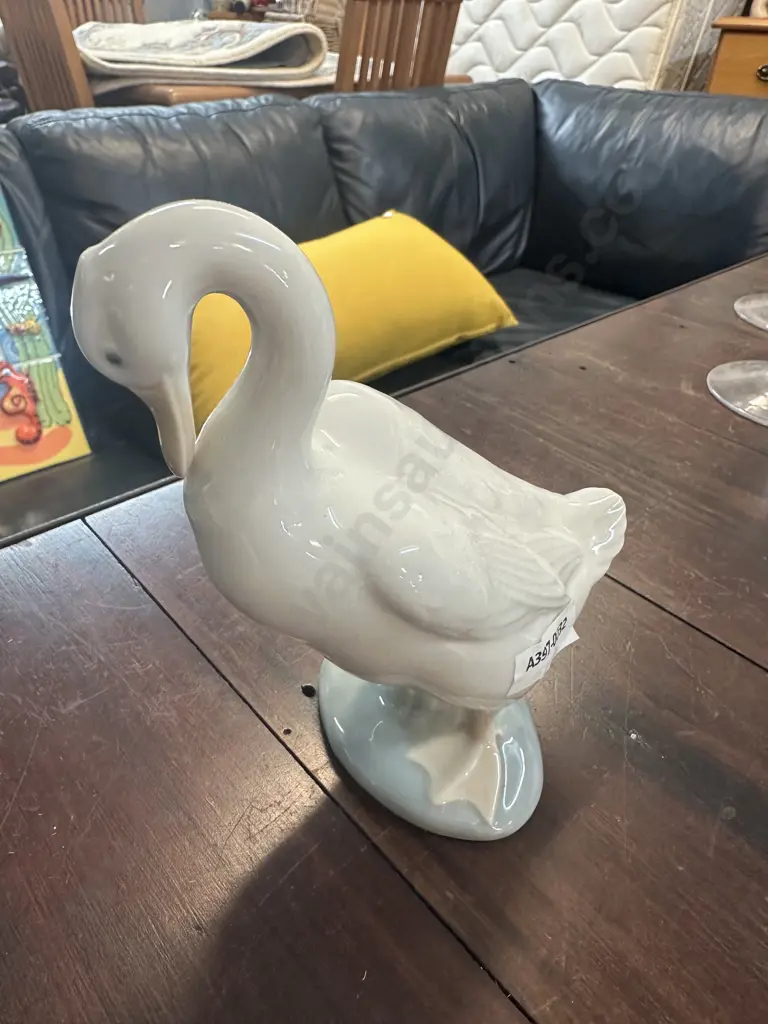 Nao By Lladro Goose Figurine H15cm. Image 1++