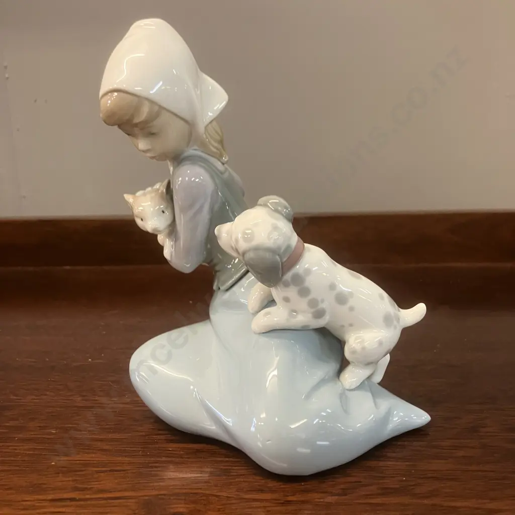Lladro 'Little Friskies' Figurine - Young Girl With Puppy & Kitten #5032, Retired 1997. 17.5 x 13cm Image 1++