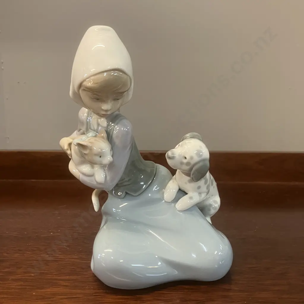 Lladro 'Little Friskies' Figurine - Young Girl With Puppy & Kitten #5032, Retired 1997. 17.5 x 13cm Image 1++