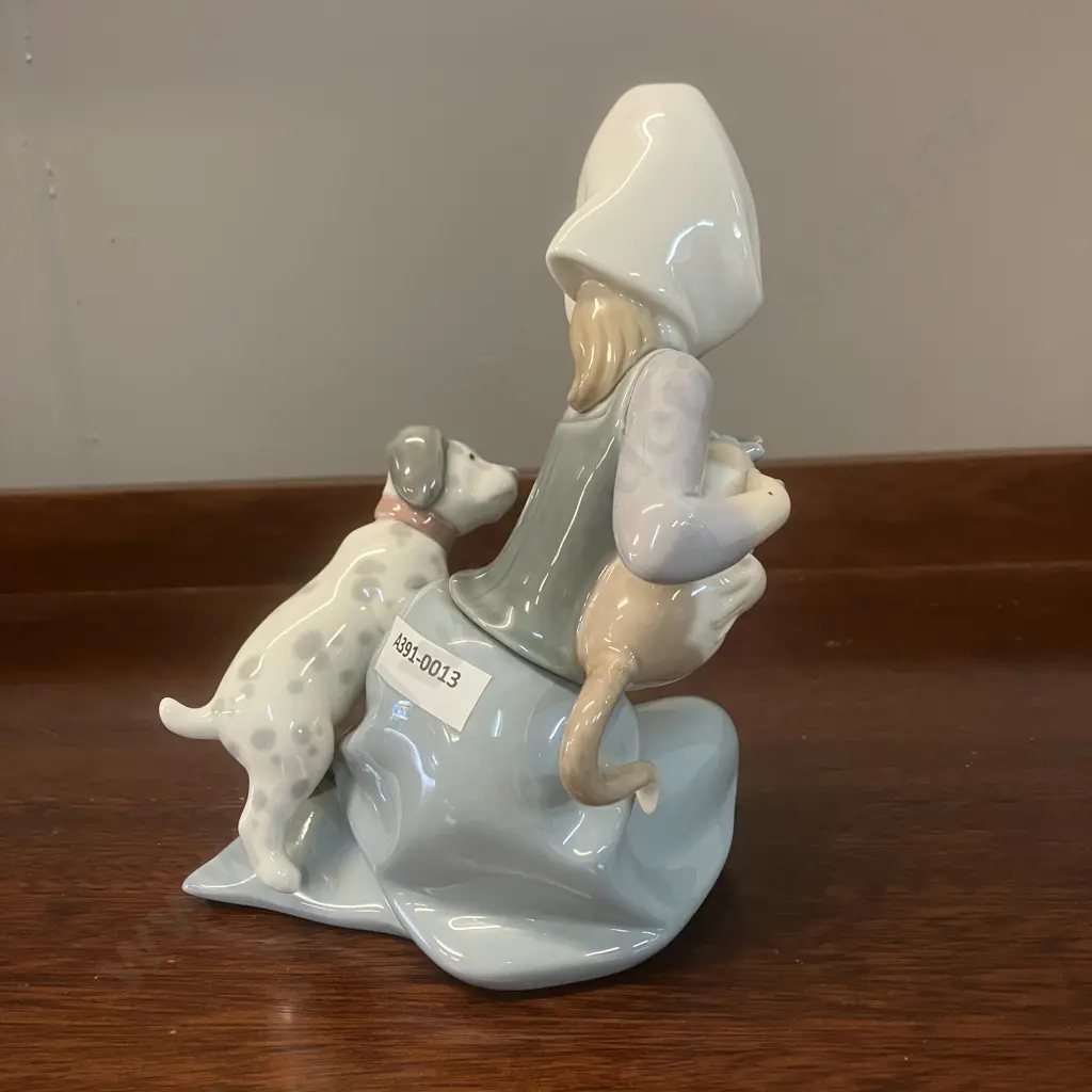 Lladro 'Little Friskies' Figurine - Young Girl With Puppy & Kitten #5032, Retired 1997. 17.5 x 13cm Image 1++