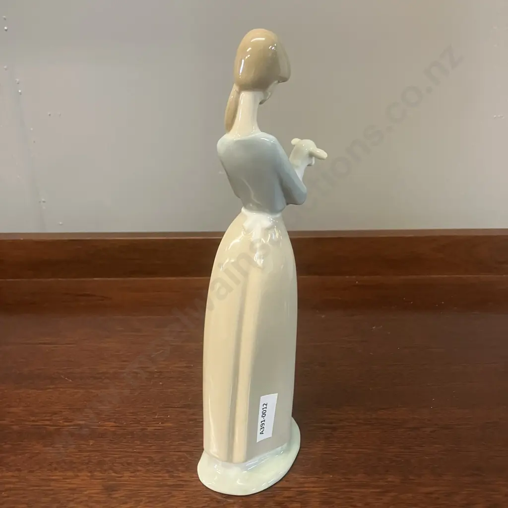 Lladro Figure Young Girl With Lamb #4505, Retired 2002. H26.5cm Image 1++