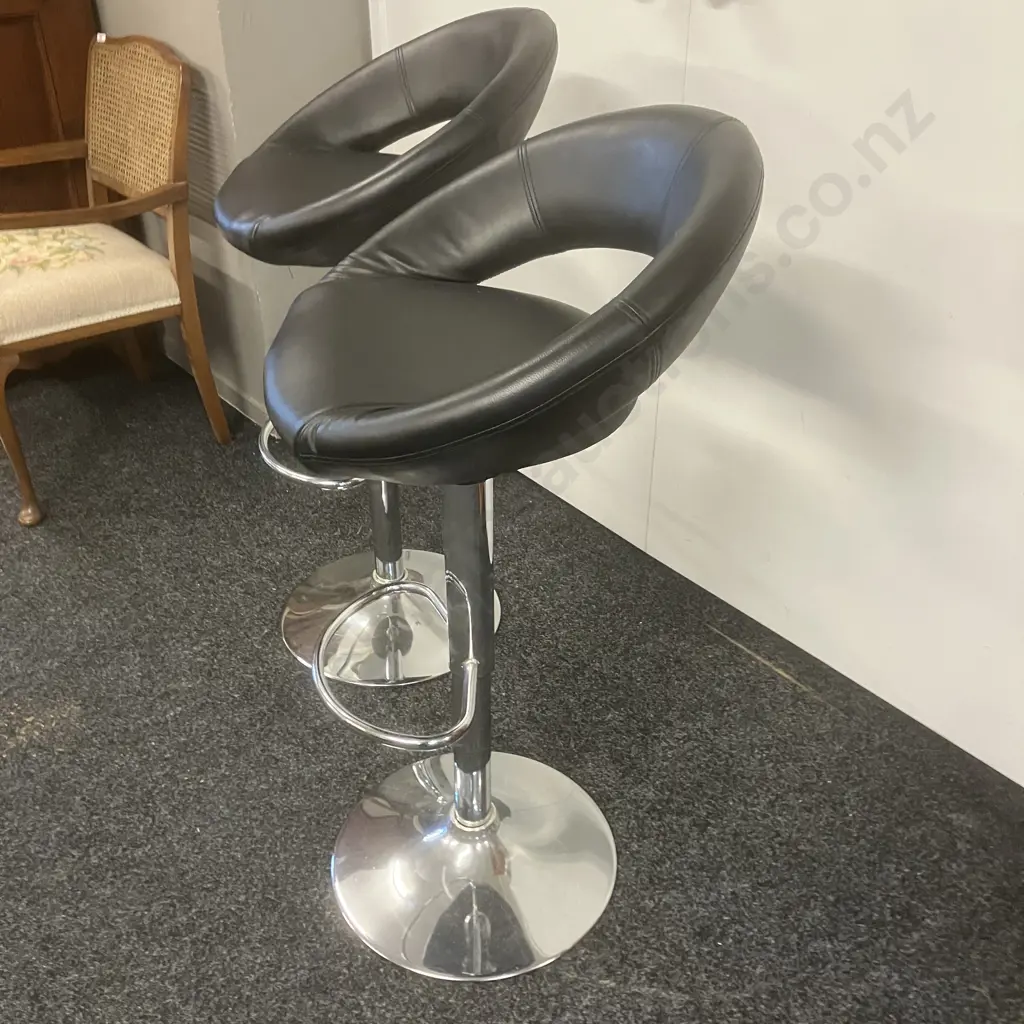 Pair of Black Barstools, Gaslift Adjustable, Round Pedestal Base Image 1++