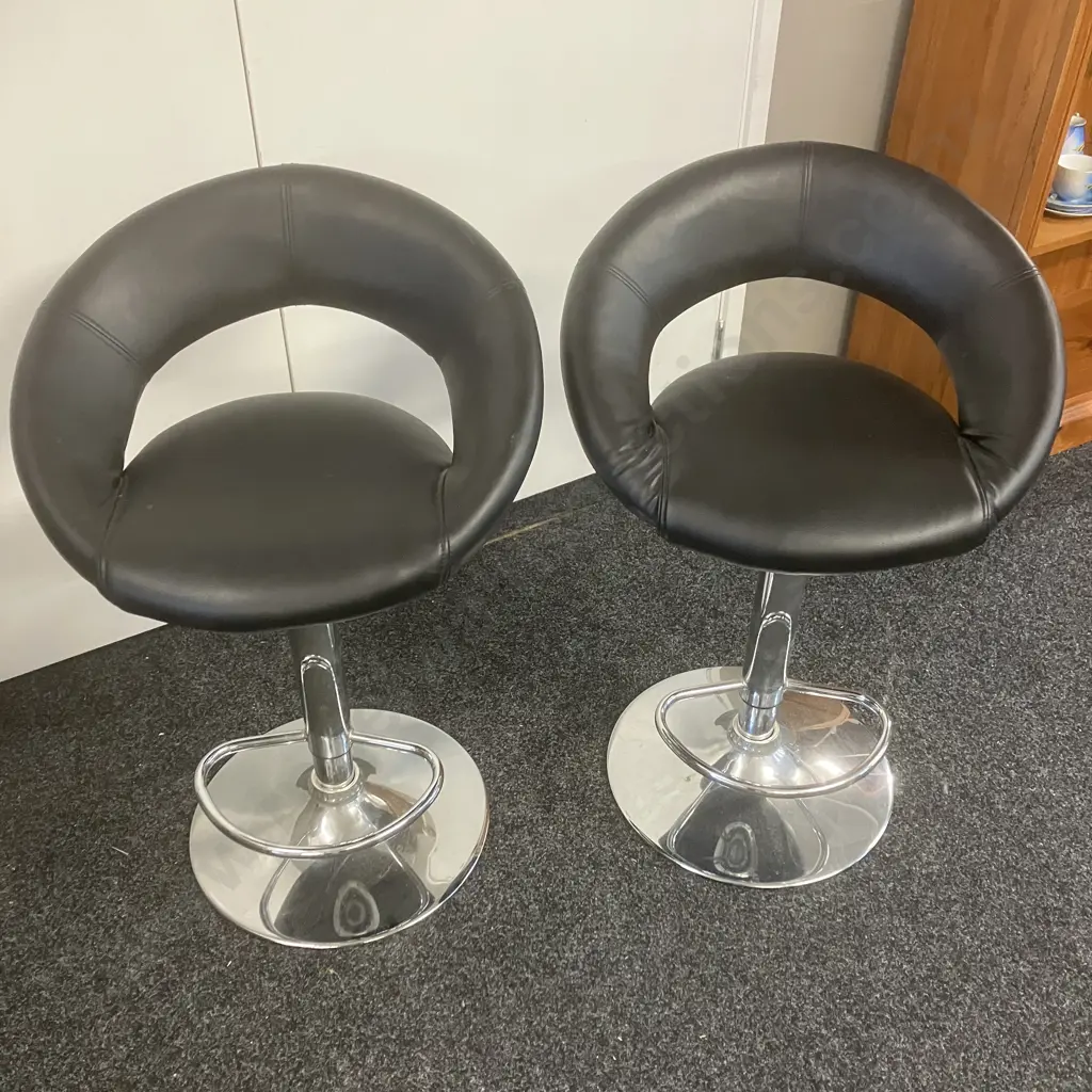Pair of Black Barstools, Gaslift Adjustable, Round Pedestal Base Image 1++