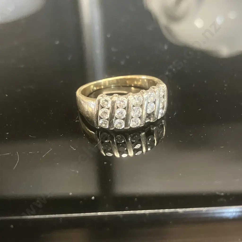 18ct Gold And Channel-Set Diamond Ring Weight 5.7grams With 14 Diamonds (Missing 1 Diamond) Image 1++