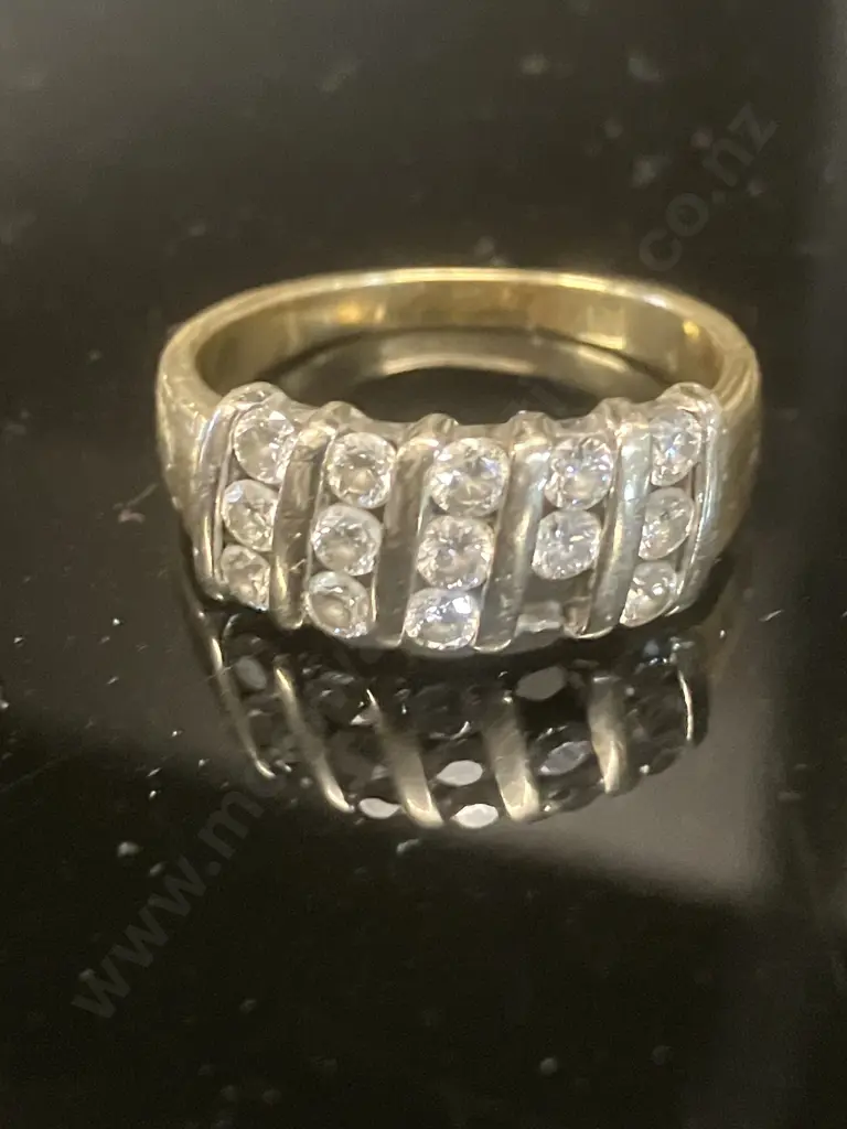 18ct Gold And Channel-Set Diamond Ring Weight 5.7grams With 14 Diamonds (Missing 1 Diamond) Image 1++