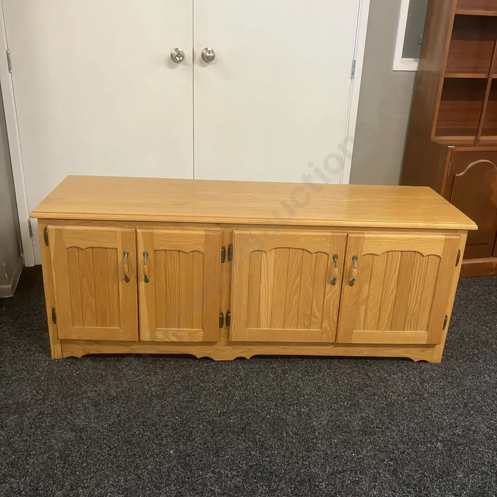 Oak 4 Door TV Stand / Sideboard. H59.5 W154 D48cm Image 1++