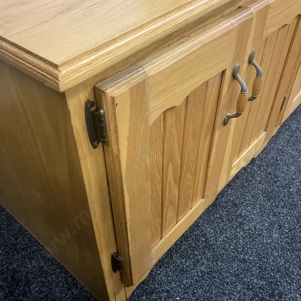 Oak 4 Door TV Stand / Sideboard. H59.5 W154 D48cm Image 1++