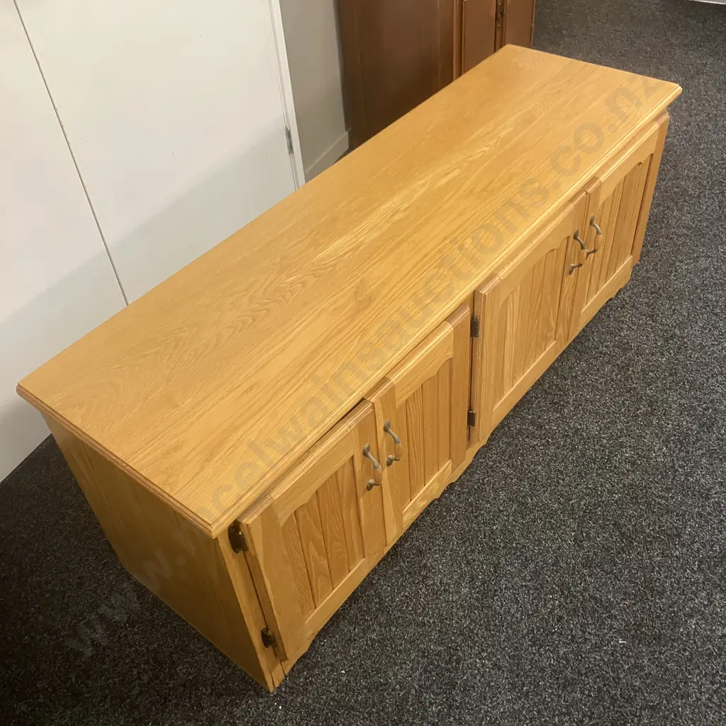 Oak 4 Door TV Stand / Sideboard. H59.5 W154 D48cm Image 1++