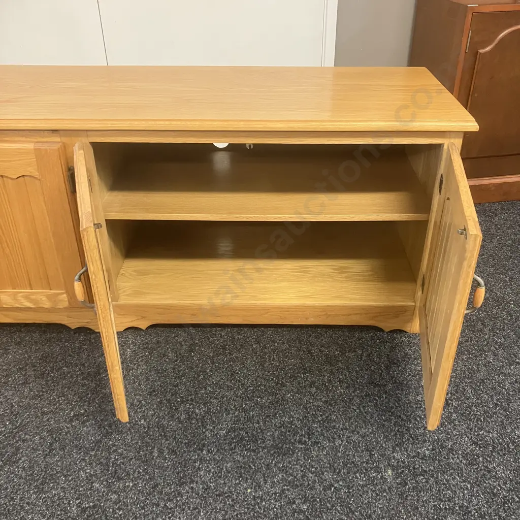 Oak 4 Door TV Stand / Sideboard. H59.5 W154 D48cm Image 1++