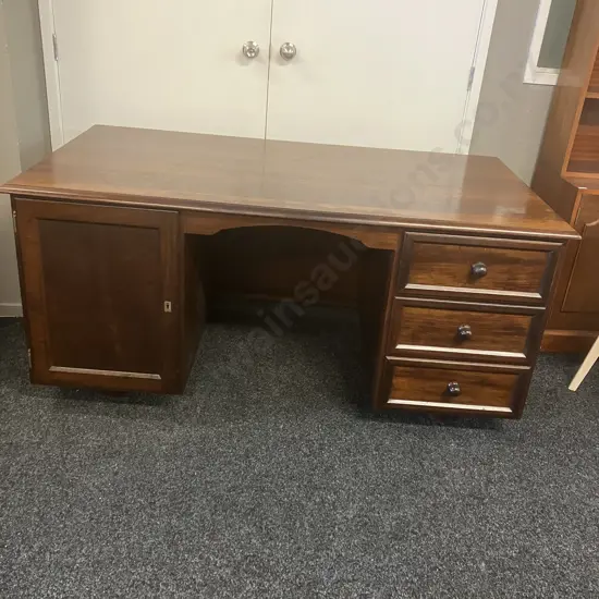 Mahogany 3 Drawer Bankers Desk With Key, Turned Feet. H76 W160 D87cm