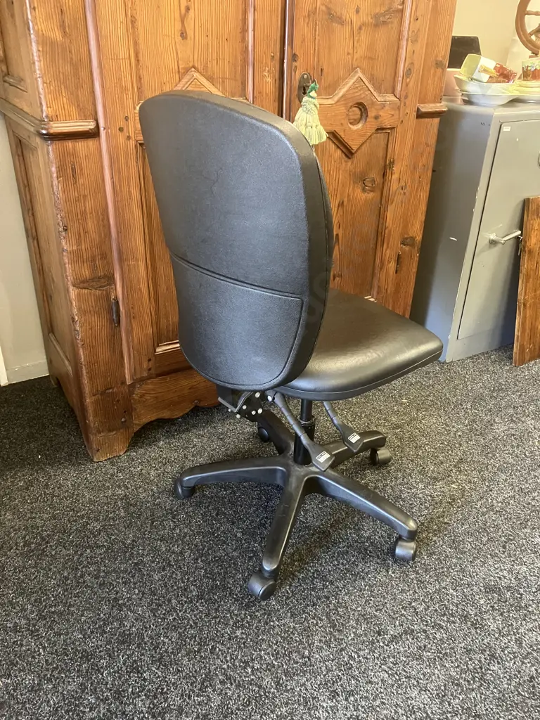 Arsenal FC Supporters Chair, 2 Lever, Gaslift, On Castors Image 1++