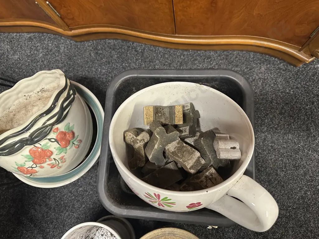 Pots, Pot Stands, Feet Image 1++