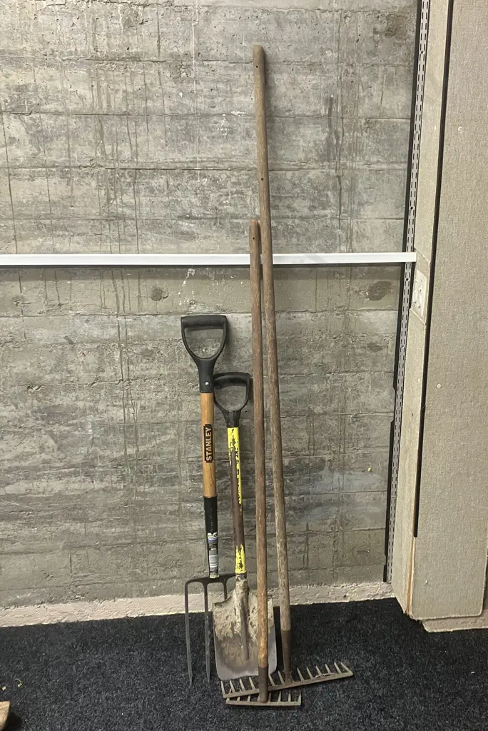 Garden Fork, Spade, Rakes Image 1++