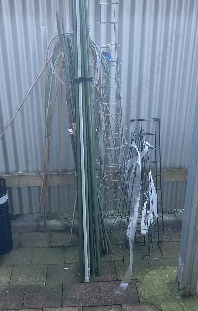 Garden Stakes, Hoops & Frames Image 1++
