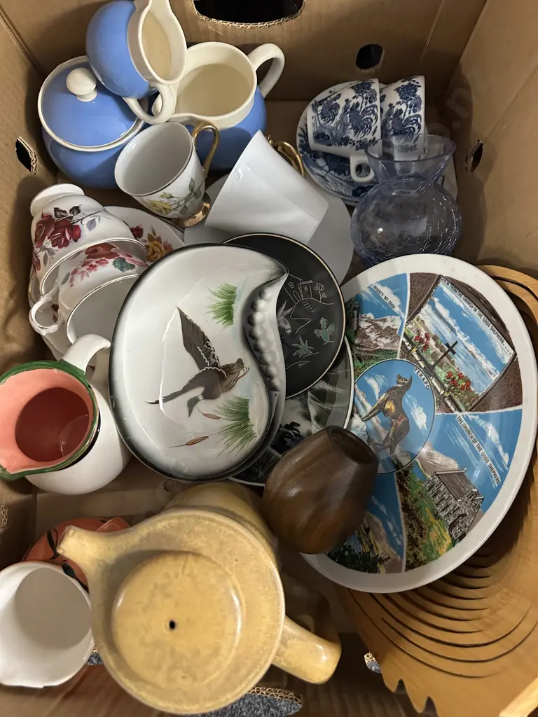 Box Of China Items, Pottery Etc  Image 1++