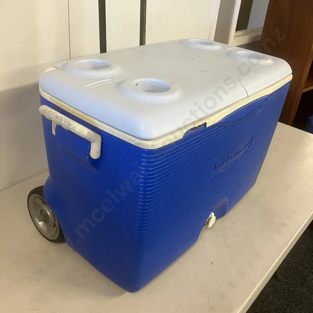 Large Rubbermaid Chilly Bin On Wheels With Retractable Handle (Handle Wont Retract) Image 1++
