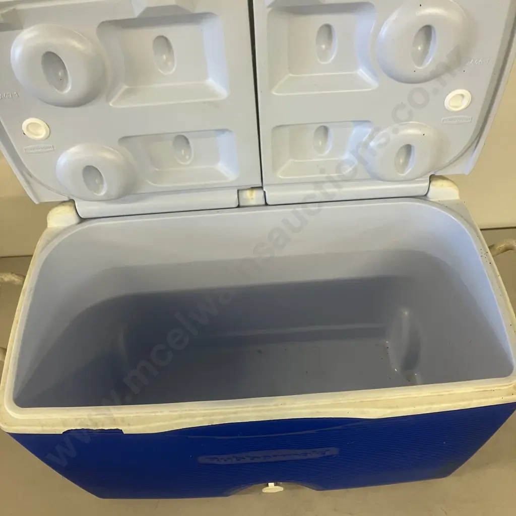 Large Rubbermaid Chilly Bin On Wheels With Retractable Handle (Handle Wont Retract) Image 1++