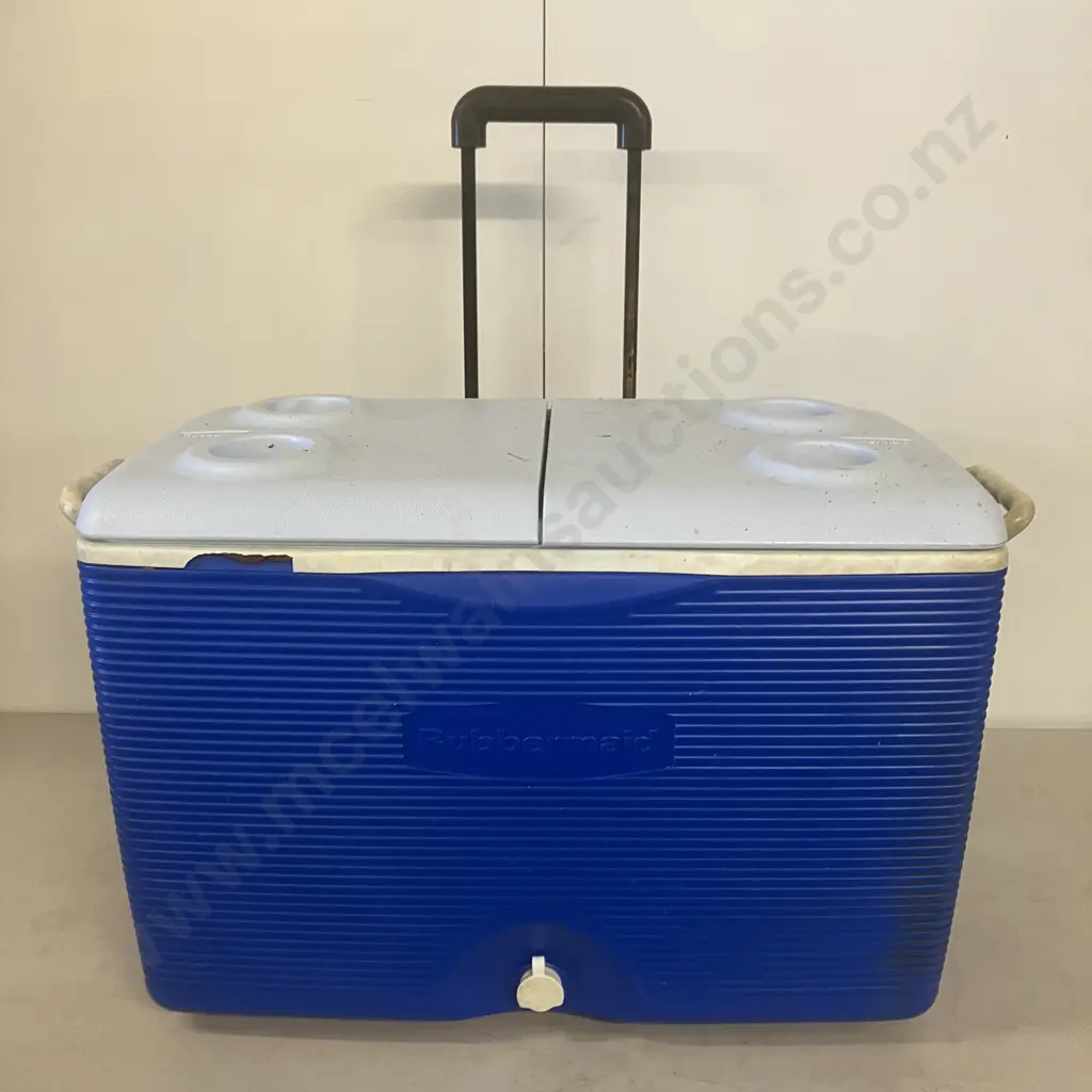Large Rubbermaid Chilly Bin On Wheels With Retractable Handle (Handle Wont Retract) Image 1++