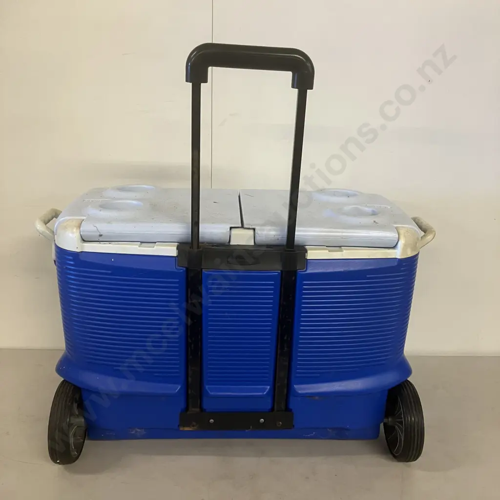 Large Rubbermaid Chilly Bin On Wheels With Retractable Handle (Handle Wont Retract) Image 1++