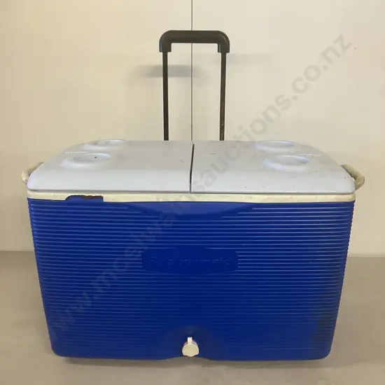 Large Rubbermaid Chilly Bin On Wheels With Retractable Handle (Handle Wont Retract)