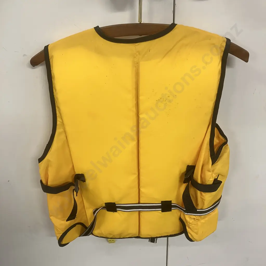 Hutchwilco Aquavest Adult Small Image 1++
