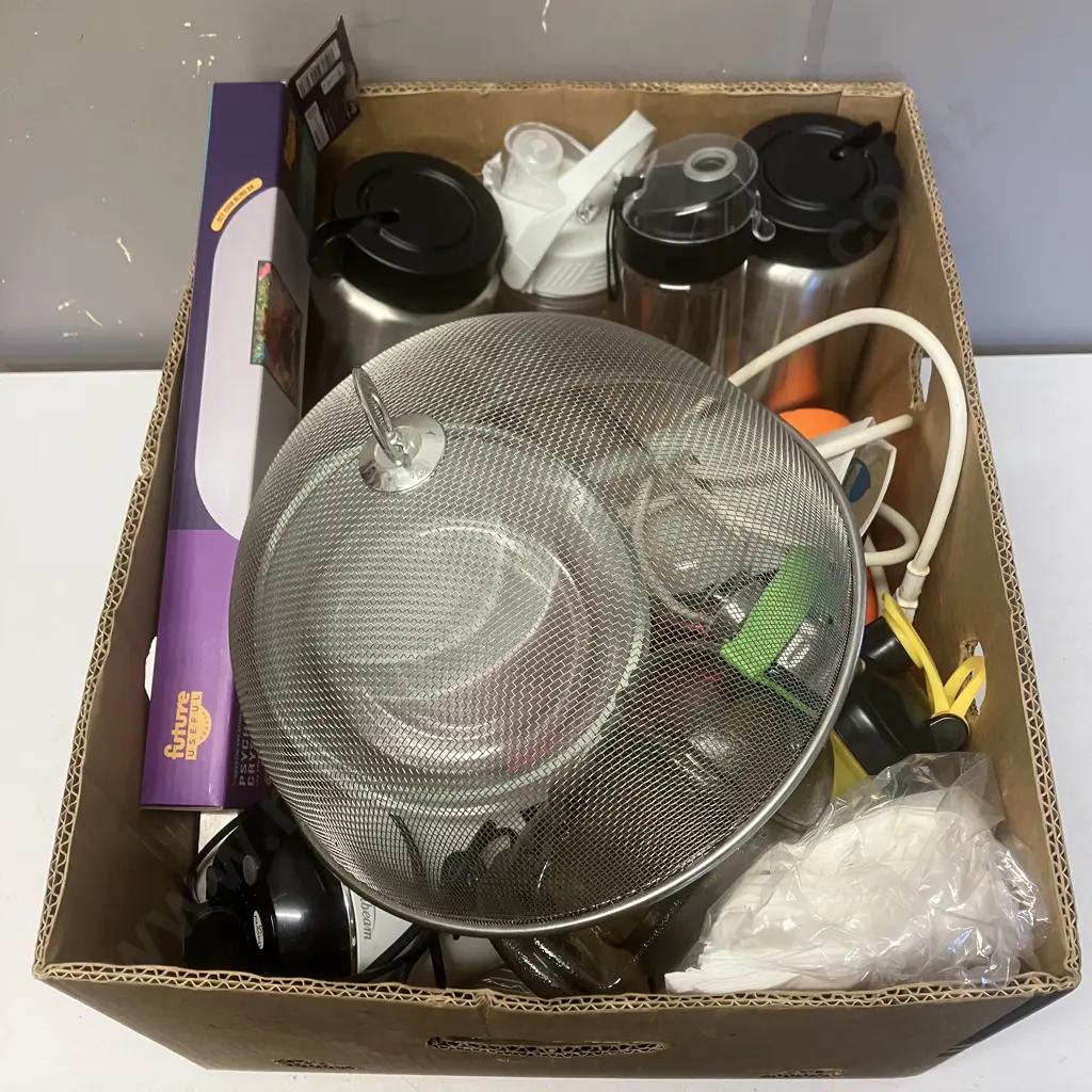 Box of Kitchenware, Drink Bottles Etc Image 1++