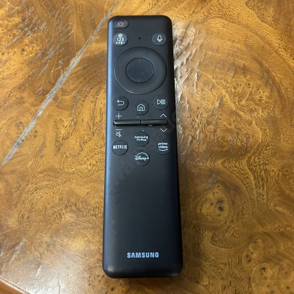 Samsung 43" Crystal UHD DU8000 4K Smart TV With Remote Control - Model UA43DU8000S Image 1++
