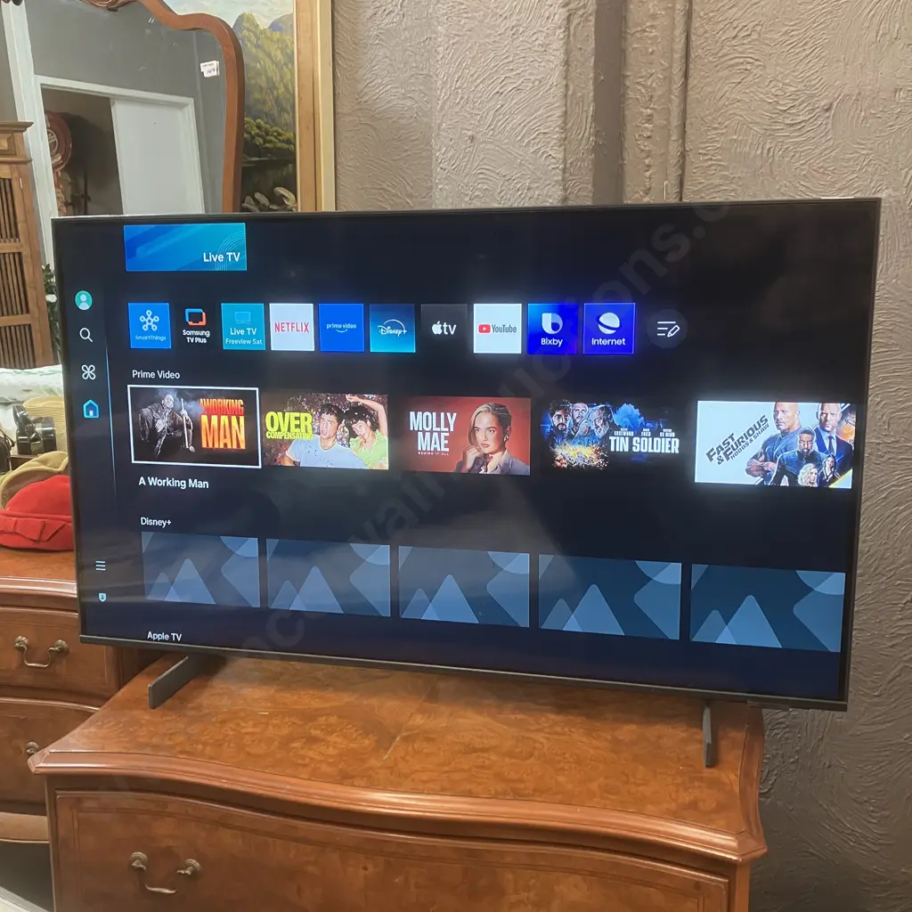 Samsung 43" Crystal UHD DU8000 4K Smart TV With Remote Control - Model UA43DU8000S Image 1++