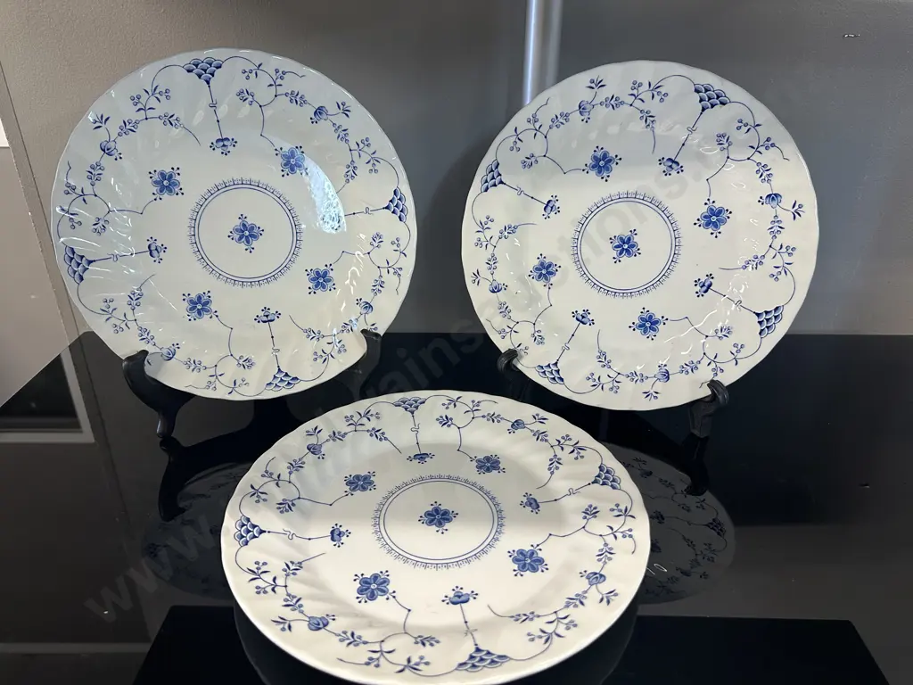 Myott Finlandia Plates x2 & Blue & White Churchill Plate Image 1++