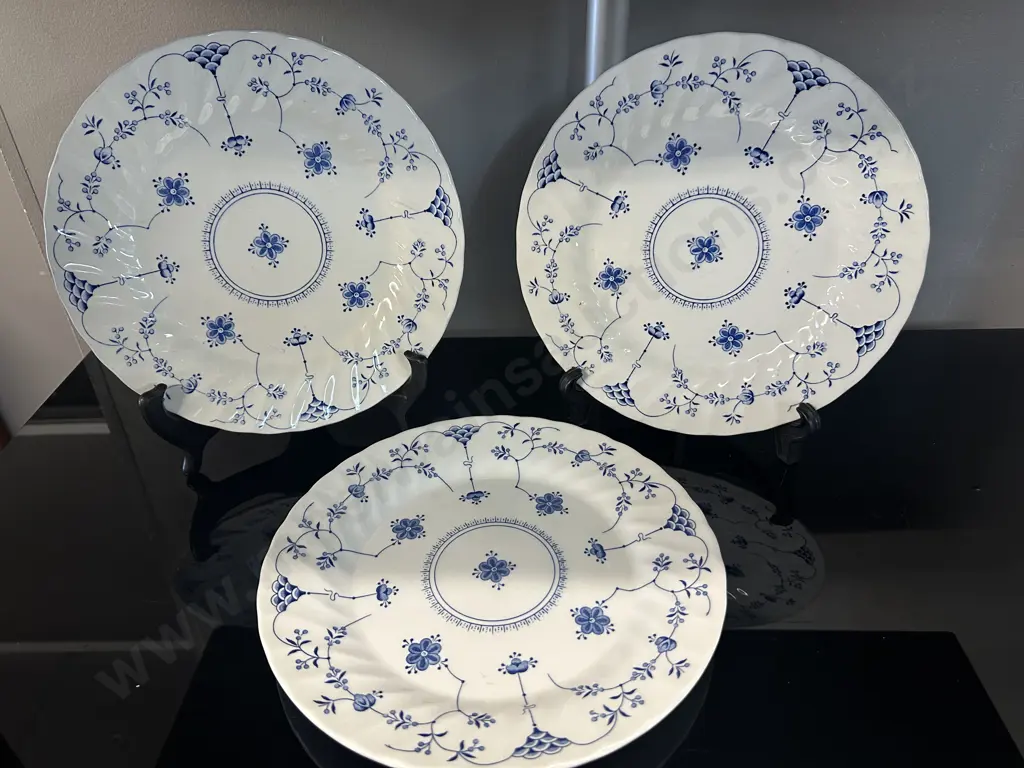 Myott Finlandia Plates x2 & Blue & White Churchill Plate Image 1++