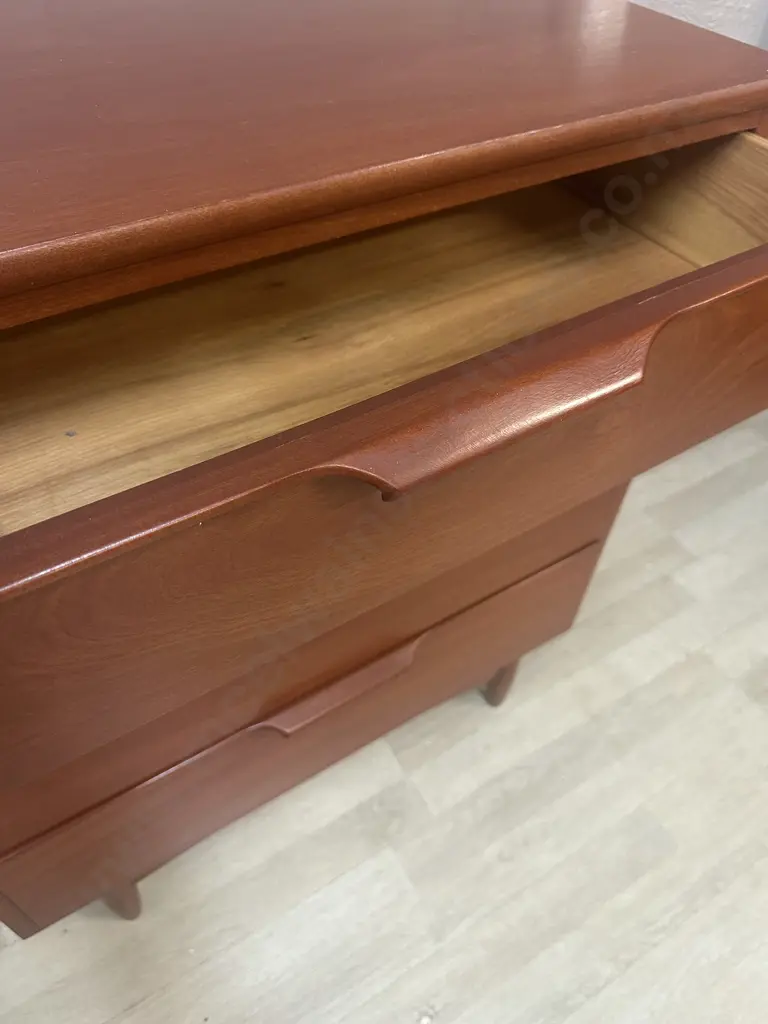 1960s Vintage Mid-Century Modern 4 Drawer Highboy Dresser With Sculpted Handles. H90 W78.5 D41.5cm Image 1++