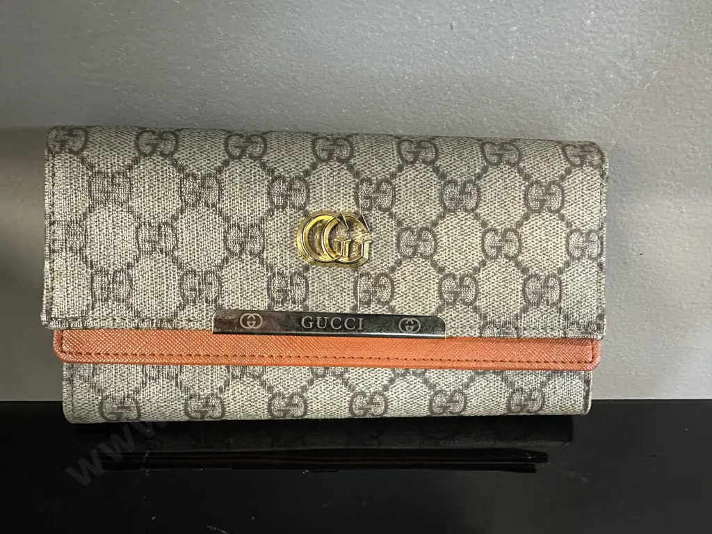 Gucci Ladies Wallet  Image 1++